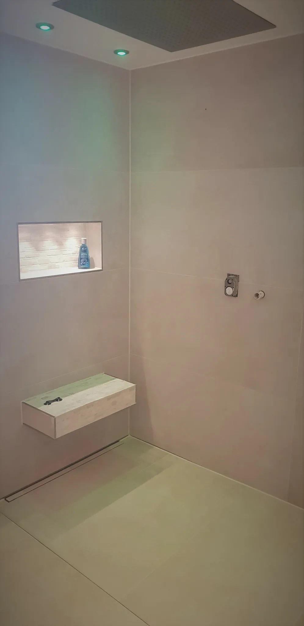 Fertig gestelltes Bad mit Wand- und Bodenfliesen